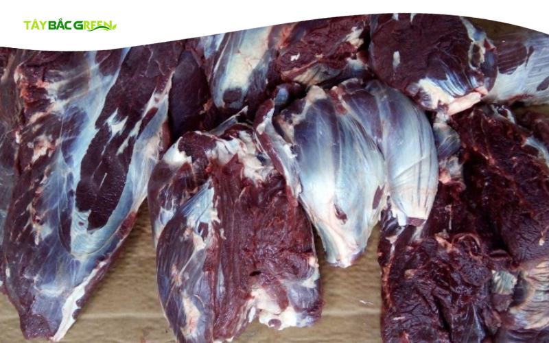 Bạn cần chọn thịt trâu phần bắp ngon, trâu rừng thì tốt nhất