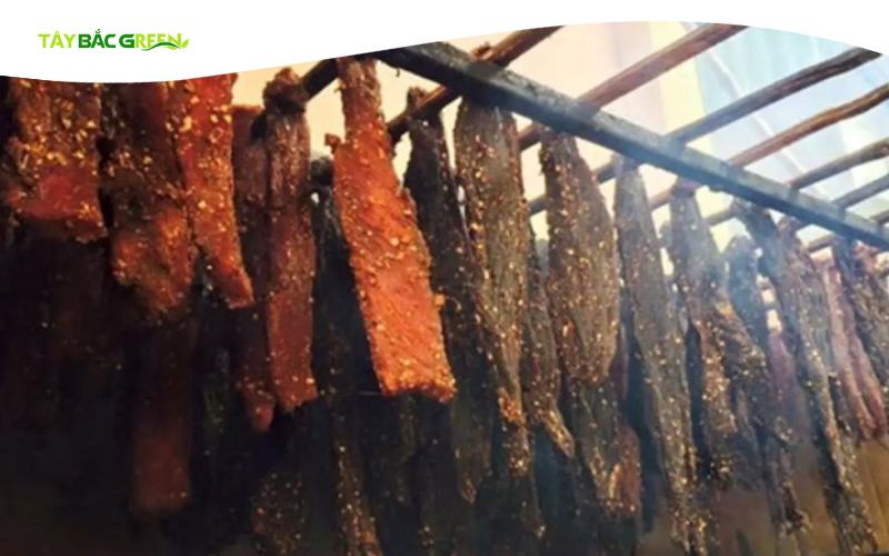 Thành phẩm thịt trâu treo gác bếp