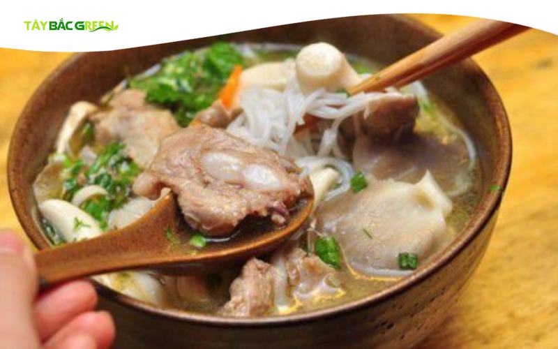 Thành phẩm nấu canh măng khô sườn