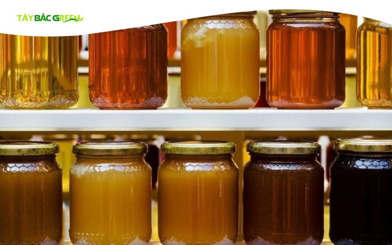 Cách phân biệt mật ong rừng và mật ong nuôi đơn giản đó là nhìn màu sắc thay đổi theo thời gian sử dụng