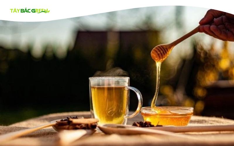 Sử dụng nước để phân biệt mật ong rừng thật giả