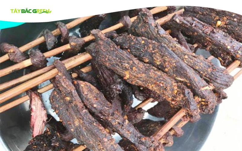 Bạn nên đánh sạch mốc rồi tiến hành nương, treo gác bếp để loại bỏ mốc