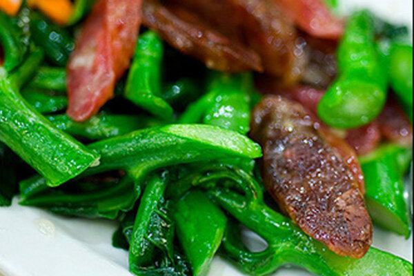 Lạp sườn gác bếp xào cải là món ăn mới lạ nhưng rất dễ chế biến