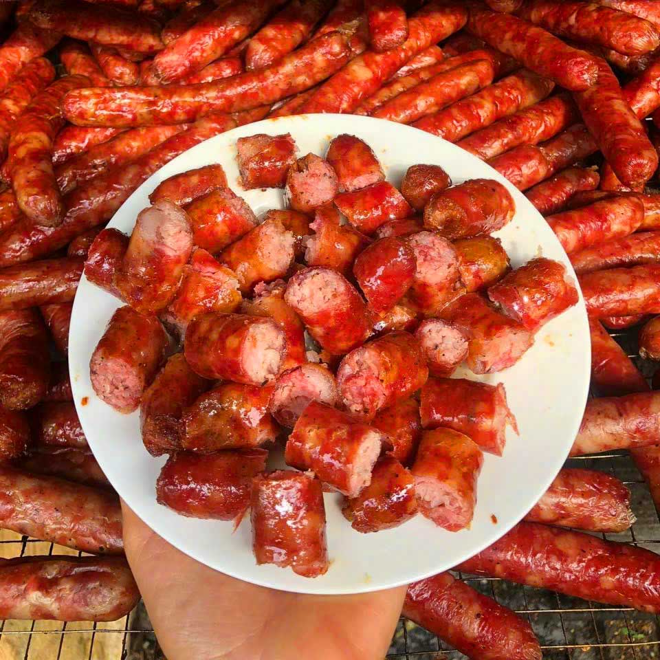 Lạp xưởng Tây Bắc vàng óng, hấp dẫn trên đĩa