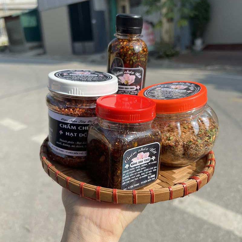 Combo Chẩm Chéo Tây Bắc gồm 4 loại đặc biệt: chẩm chéo khô, chẩm chéo ướt sệt, chẩm chéo hạt dổi, và chẩm chéo nước pha sẵn. Sản phẩm được chế biến từ nguyên liệu tự nhiên, mang hương vị đặc trưng vùng Tây Bắc, đựng trong bao bì đẹp mắt và tiện dụng.