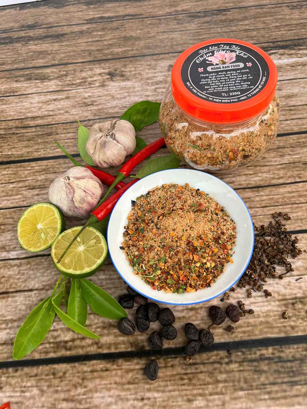 các nguyên liệu làm chẳm chéo - bao gồm ớt, tỏi, mắc khén, hạt dổi, muối, và các gia vị đặc trưng Tây Bắc.