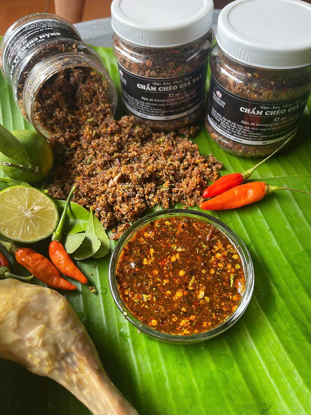 chẳm chéo được dùng để chấm thịt gà luộc, tăng hương vị thơm ngon.