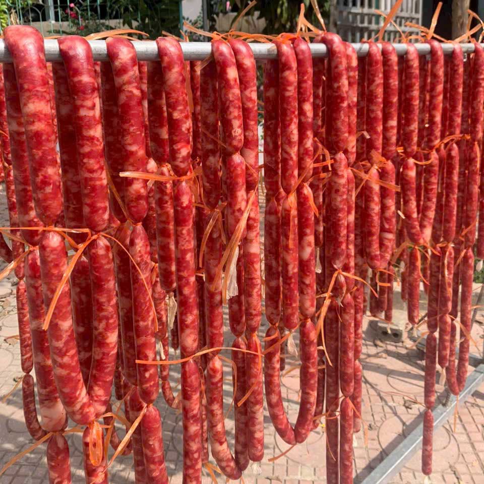 Các công đoạn làm lạp xưởng, từ chọn thịt, xay thịt, trộn gia vị, nhồi lòng, đến hun khói